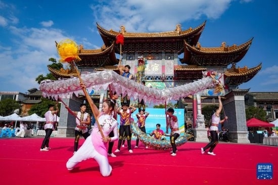 10月19日，四川師范大學舞龍隊在傳統(tǒng)舞龍項目中比賽，最終他們獲得該項目銀獎。