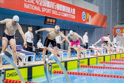 參賽選手在游泳救生項目比賽中。賽事主辦方供圖