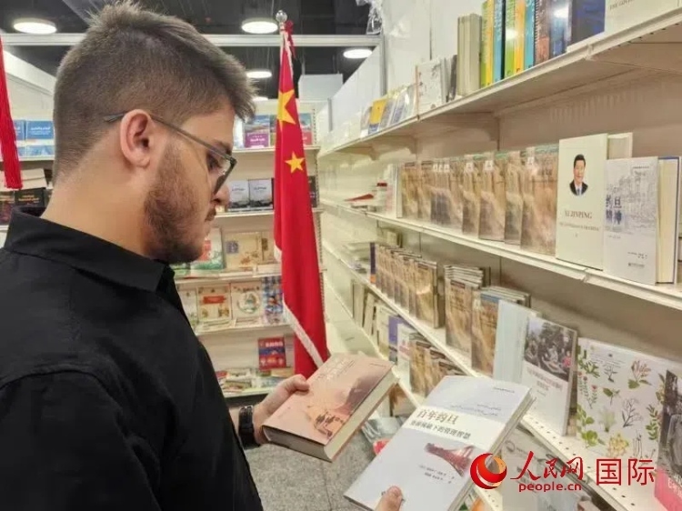 第二十三屆約旦安曼國際書展于10月10日至19日在約旦展覽中心舉行，約旦政府和民間各界人士在中國展臺翻閱圖書，熱烈交流互動，感受中華文化之美。人民網(wǎng)記者 李瀟攝