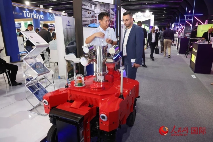 觀眾了解北京眸視科技有限公司研發(fā)的巡檢機(jī)器人。人民網(wǎng)記者 任皓宇攝