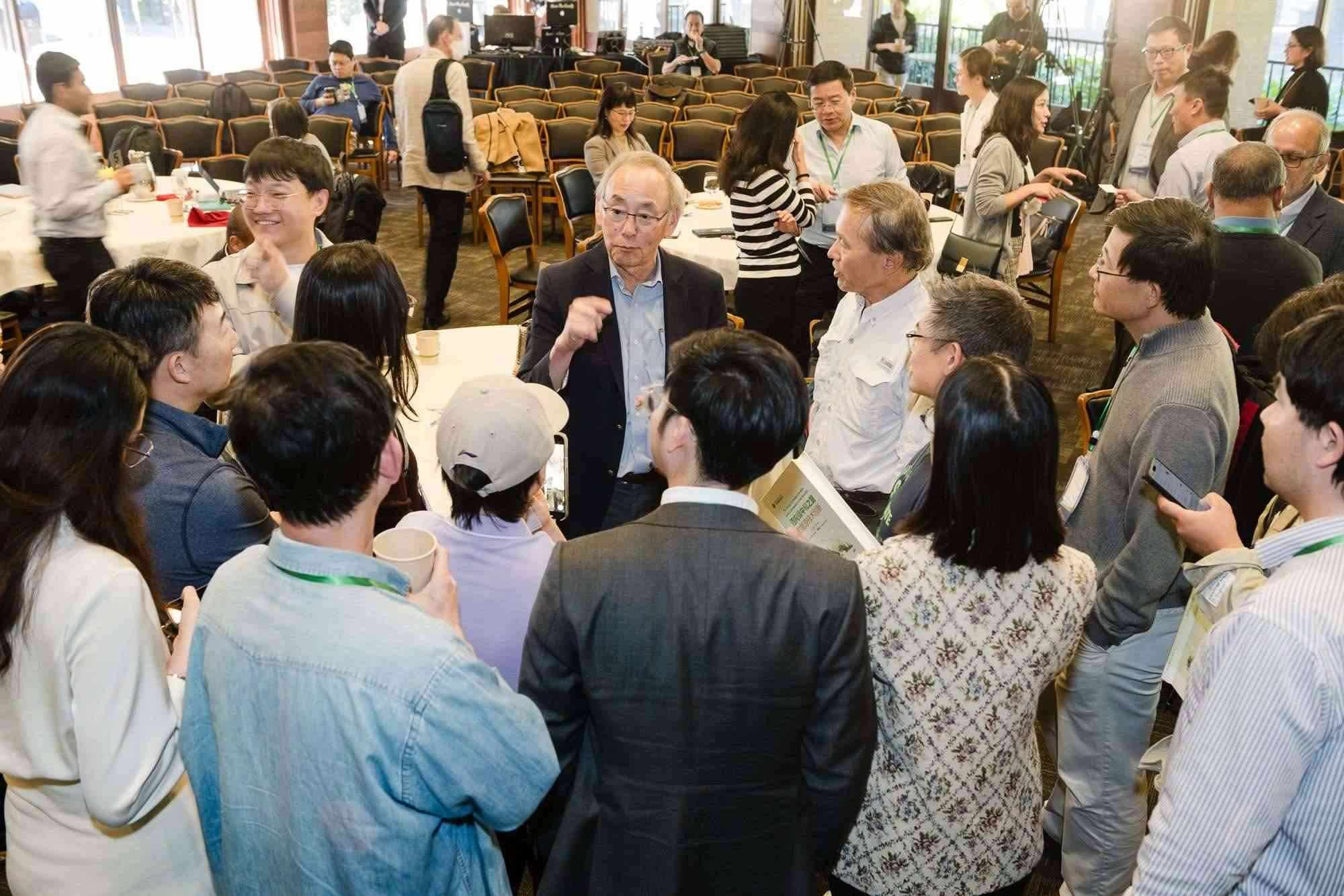 美國(guó)前能源部長(zhǎng)、諾獎(jiǎng)得主朱棣文教授在會(huì)場(chǎng)與參會(huì)者交流。馮超攝