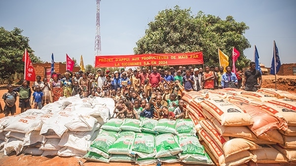 華剛礦業(yè)向當(dāng)?shù)鼐栀?zèng)種子化肥儀式現(xiàn)場(chǎng)。中鐵資源供圖