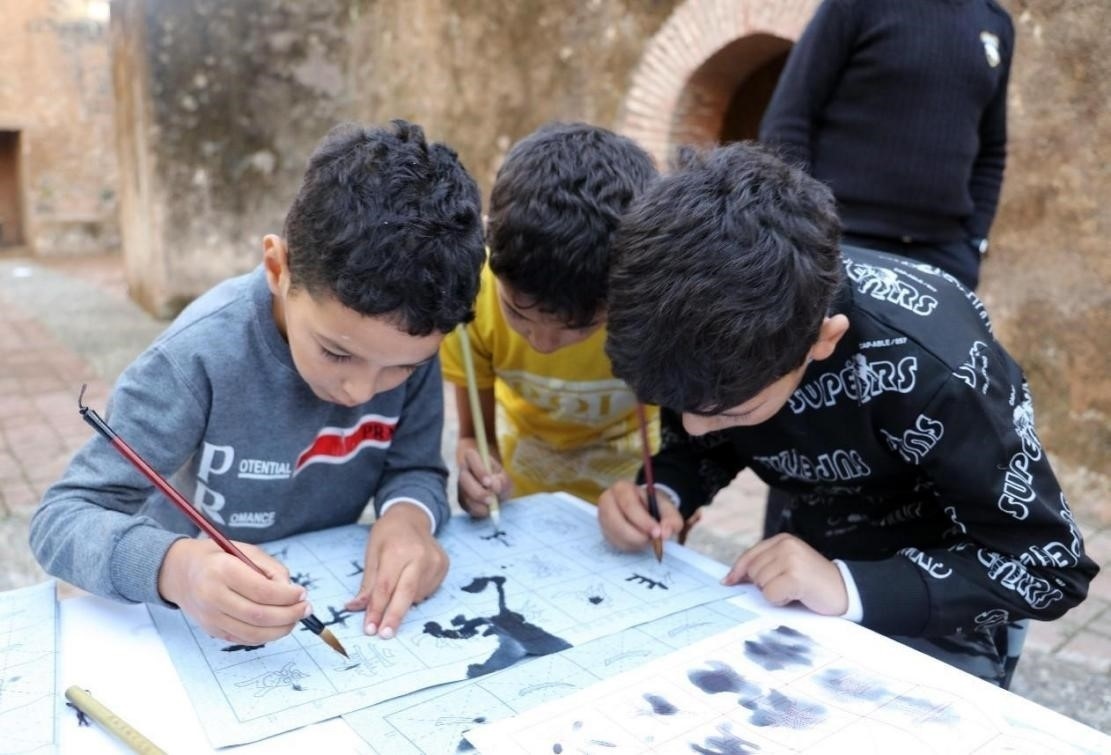 一起學書法。拉巴特中國文化中心供圖