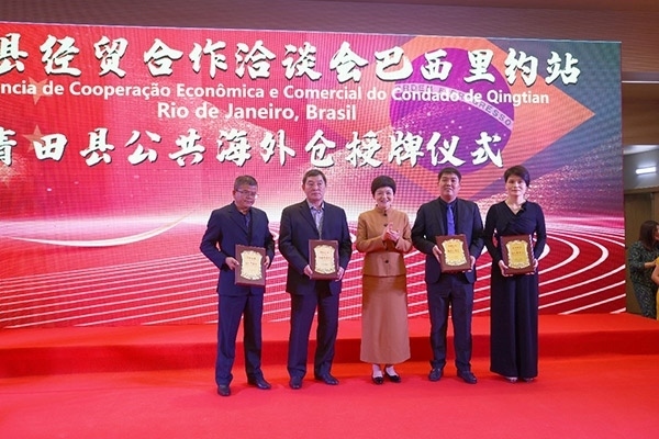 青田縣委書記林霞為公共海外倉(cāng)授牌。人民網(wǎng)記者 陳海琪攝