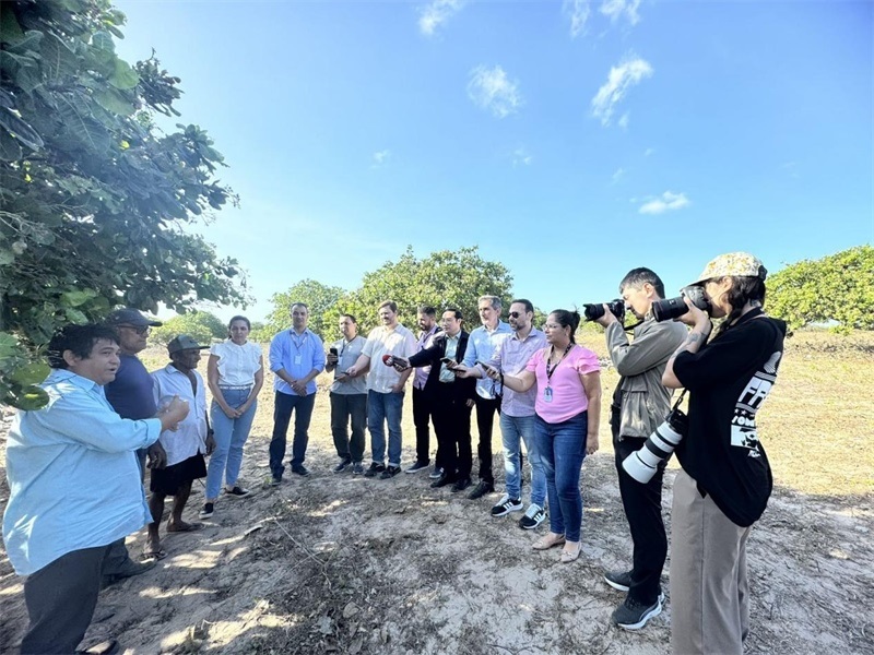 聯(lián)合采訪團(tuán)正在采訪中國企業(yè)在若昂卡馬拉市的扶貧開放項目 。孫佳攝