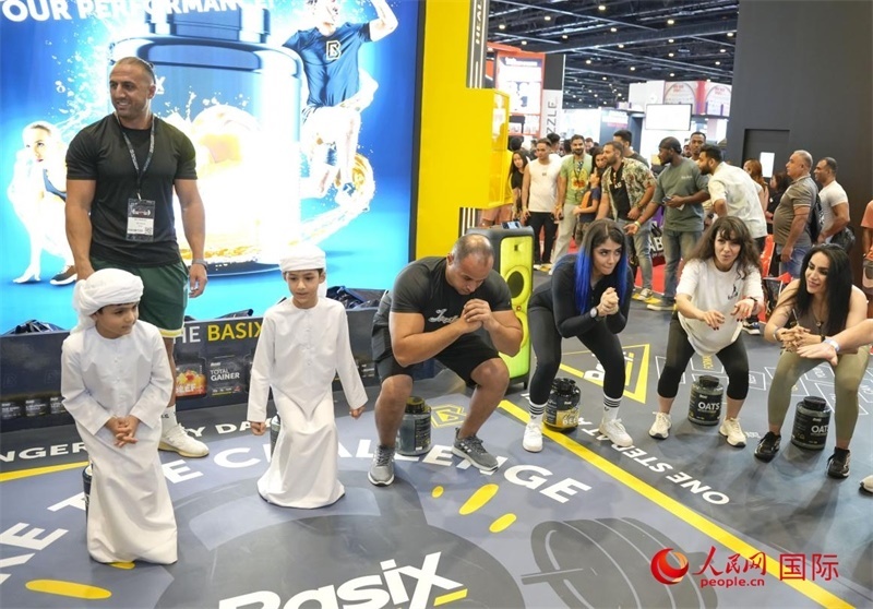 觀眾參加“蹲馬步”比賽。人民網(wǎng)中東中心分社塔里克·易卜拉欣攝