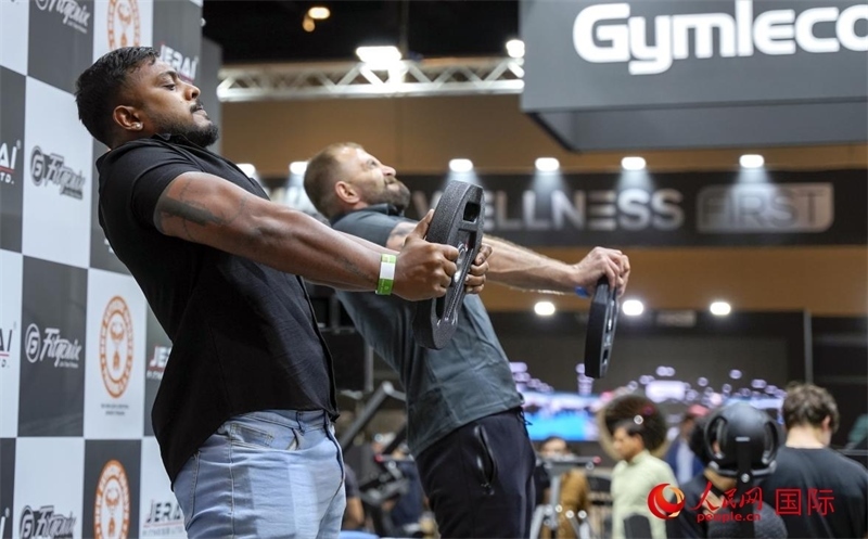 觀眾參加舉重物比賽。人民網(wǎng)中東中心分社塔里克·易卜拉欣攝