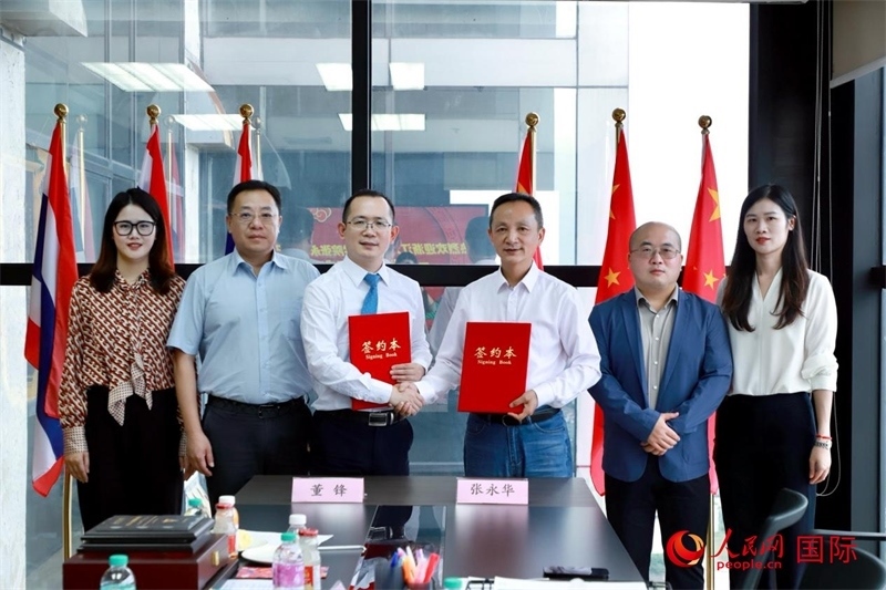 會(huì)談現(xiàn)場(chǎng)。左三為泰中僑商聯(lián)合會(huì)副主席董峰；右三為浙江大學(xué)光華法學(xué)院黨委書記張永華。人民網(wǎng)記者 簡承淵攝