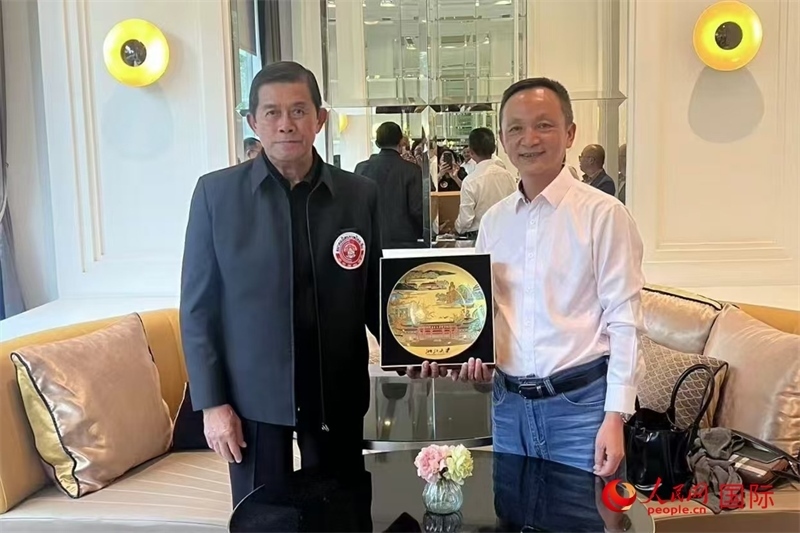 泰中友好協(xié)會(huì)會(huì)長、泰國前副總理功·塔帕朗西（左一）會(huì)見浙大團(tuán)組一行。人民網(wǎng)記者 簡承淵攝