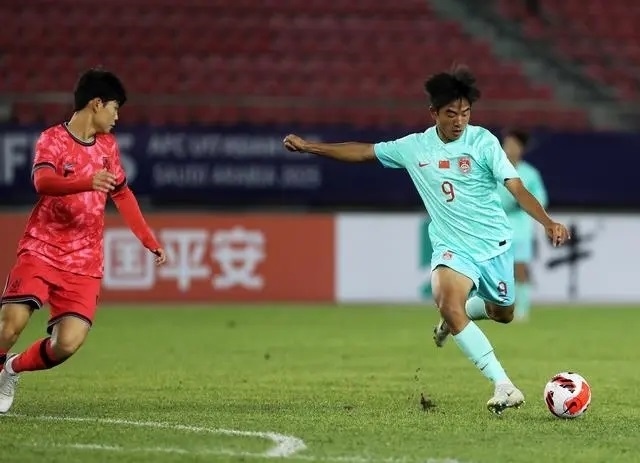 國少隊球員魏祥鑫（右）比賽中傳球。新華社記者 李鋼攝
