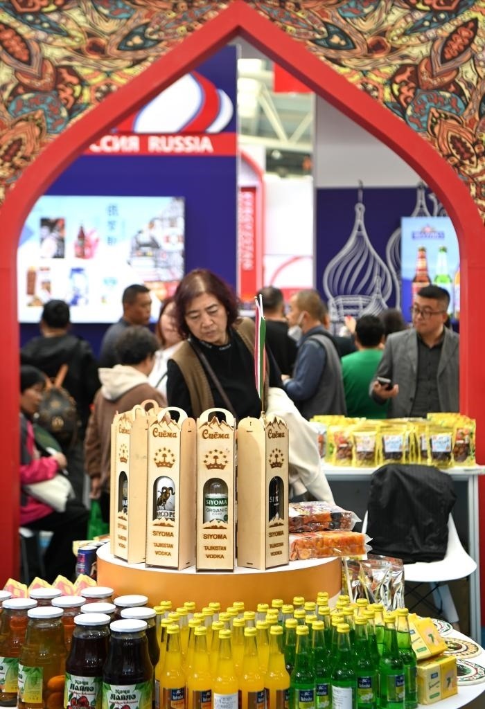 10月25日，觀眾在楊凌農(nóng)高會上合組織國家農(nóng)業(yè)展區(qū)了解農(nóng)產(chǎn)品。新華社記者 鄒競一 攝