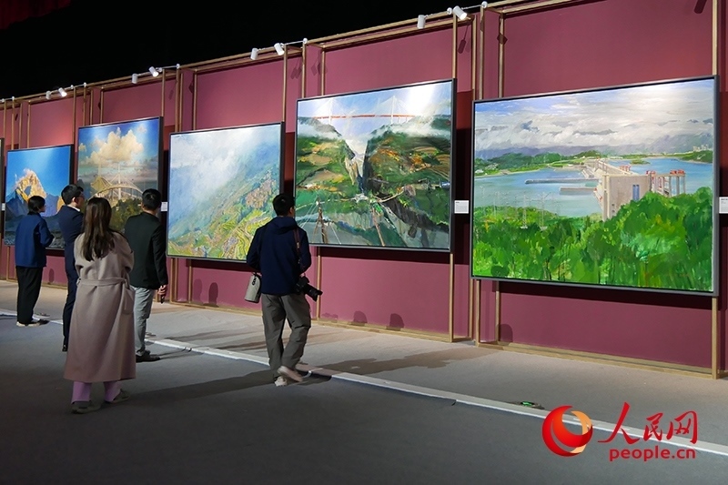 觀眾正在欣賞畫作。人民網(wǎng)記者 韋衍行攝