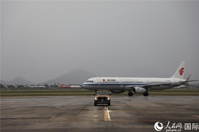 國航上?！觾?nèi)首班飛機(jī)抵達(dá)河內(nèi)內(nèi)排機(jī)場。人民網(wǎng)記者 楊曄攝