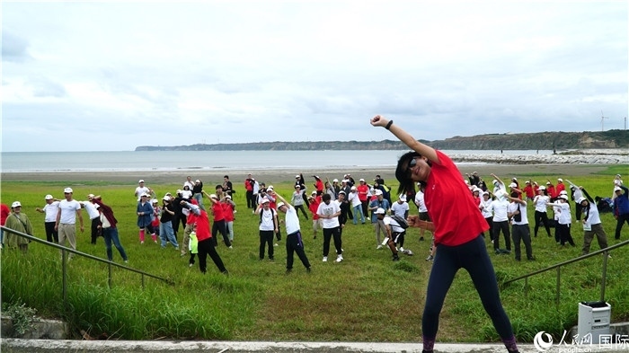 開跑前的熱身運(yùn)動。人民網(wǎng) 蔣曉辰攝