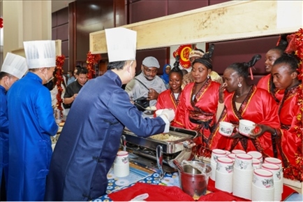 恩賈梅納大學(xué)孔子學(xué)院的學(xué)生們對(duì)中國(guó)餃子情有獨(dú)鐘。主辦方供圖