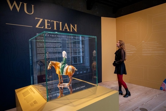 圖為觀眾在參觀“一代女皇武則天展”。（中華人民共和國(guó)駐荷蘭王國(guó)大使館供圖）