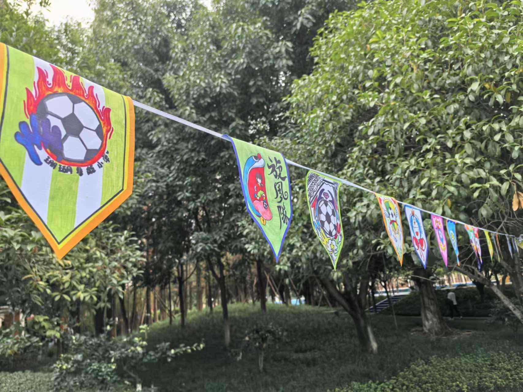 珊瑚魯能小學(xué)學(xué)生們手繪的“班超”隊(duì)徽。 人民網(wǎng)記者 楊磊攝