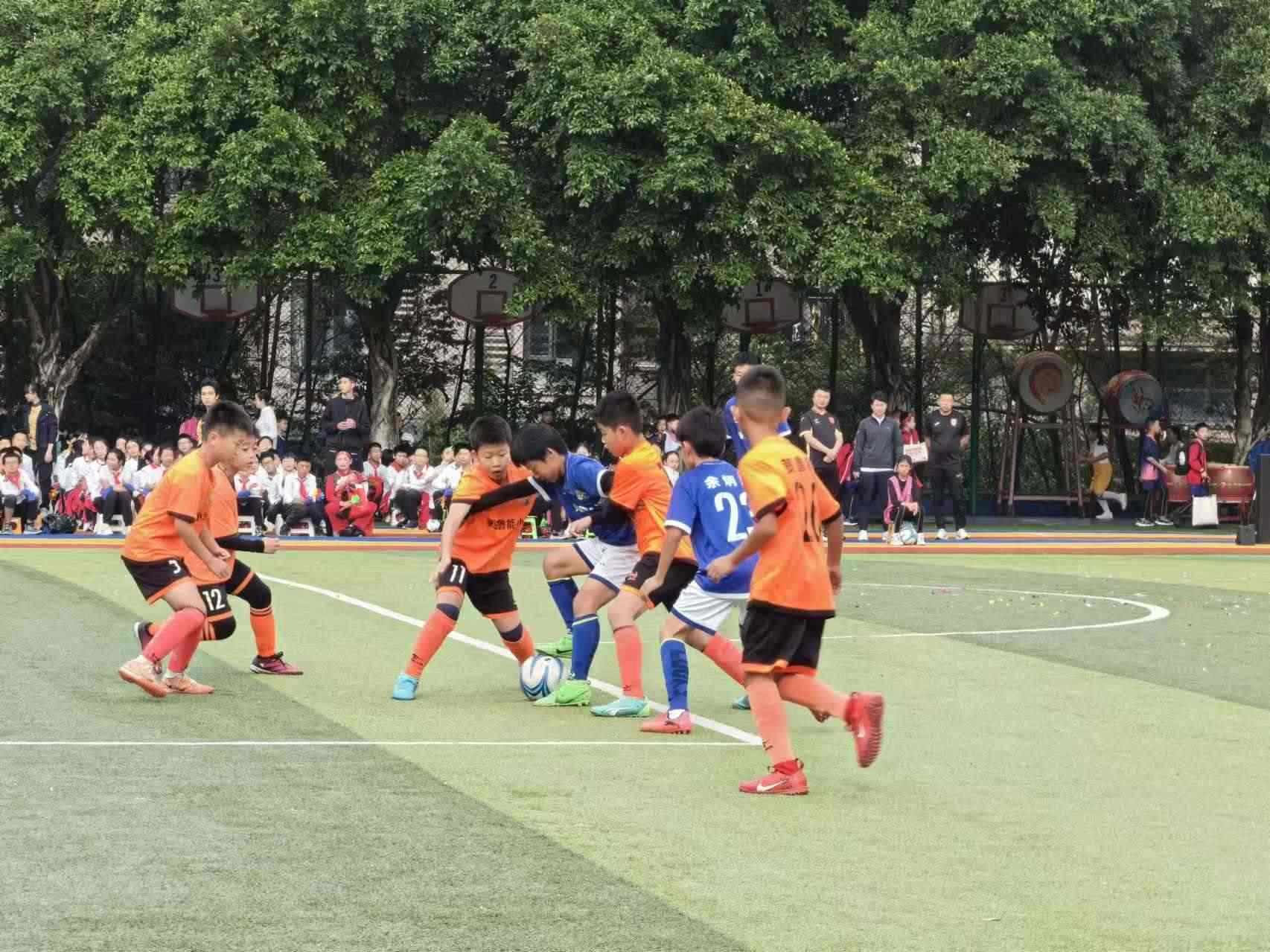 珊瑚魯能小學(xué)的學(xué)生們在進(jìn)行足球比賽。 人民網(wǎng)記者 楊磊攝
