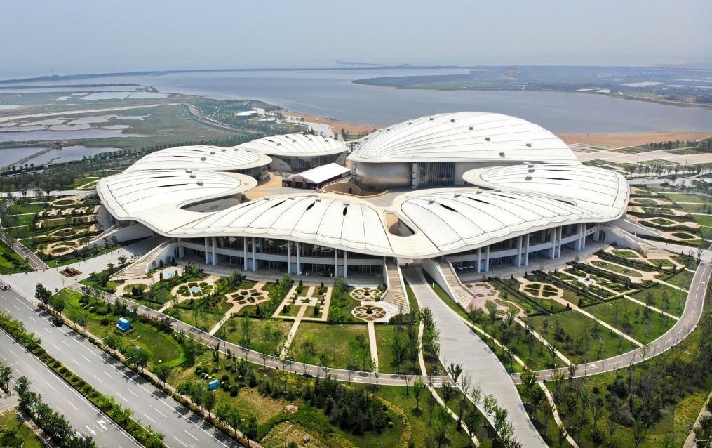 位于中國—上海合作組織地方經(jīng)貿(mào)合作示范區(qū)的青島·上合之珠國際博覽中心（2024年7月18日攝，無人機(jī)照片）。新華社記者李紫恒 攝