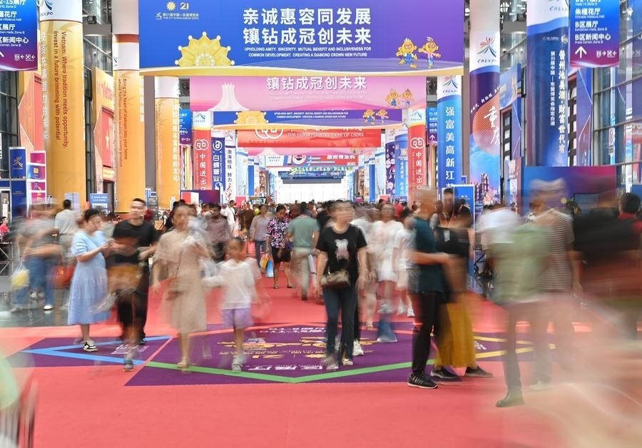2024年9月28日，觀眾在廣西南寧市舉行的第21屆中國—東盟博覽會上參觀。新華社記者 周華 攝