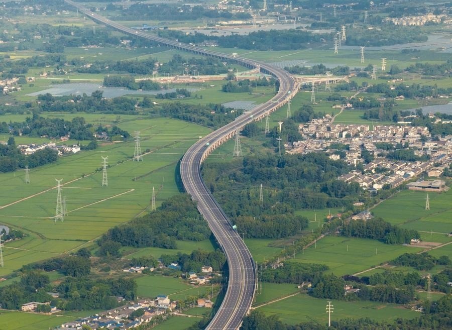 俯瞰四川天府新區(qū)至邛崍高速公路一角（2024年7月2日攝，無人機照片）。新華社記者 江宏景 攝