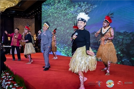 山東濟(jì)寧職業(yè)技術(shù)學(xué)校印尼巴布亞留學(xué)生演唱與大使一起演唱巴布亞傳統(tǒng)歌曲。印尼駐華大使館供圖