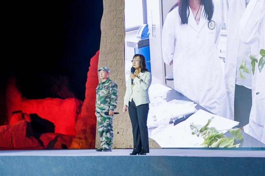 吳翠云（右一）在“何以中國·五星出東方”網(wǎng)絡(luò)主題宣傳活動現(xiàn)場演講。人民視頻供圖