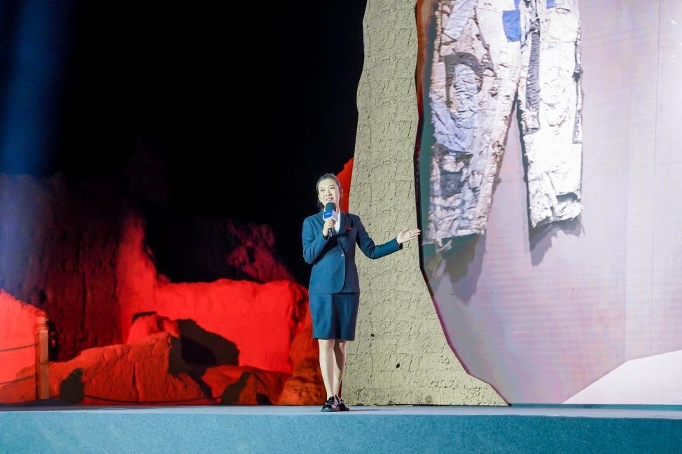 顧晨葉在“何以中國·五星出東方”網(wǎng)絡(luò)主題宣傳活動現(xiàn)場演講。人民視頻供圖