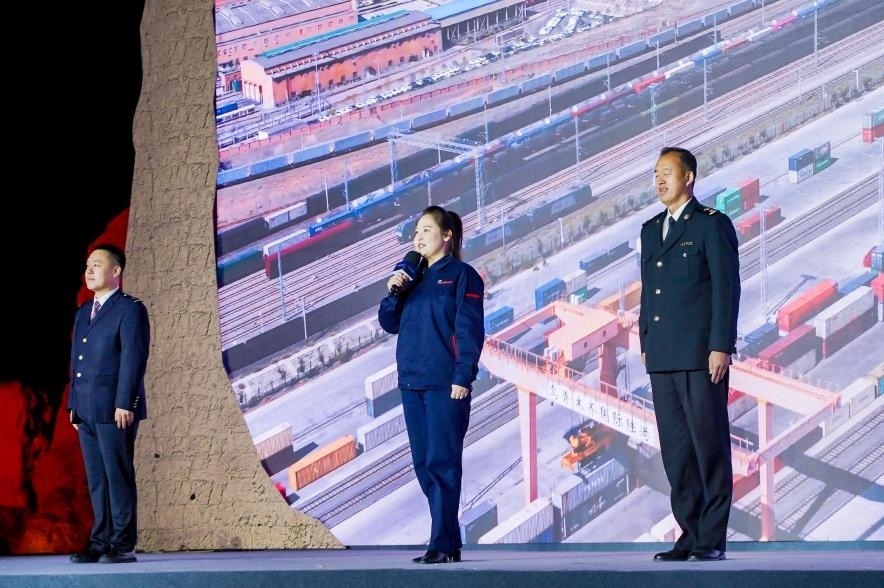 早吾扎?哈力賽（左二）在“何以中國·五星出東方”網(wǎng)絡(luò)主題宣傳活動現(xiàn)場演講。人民視頻供圖