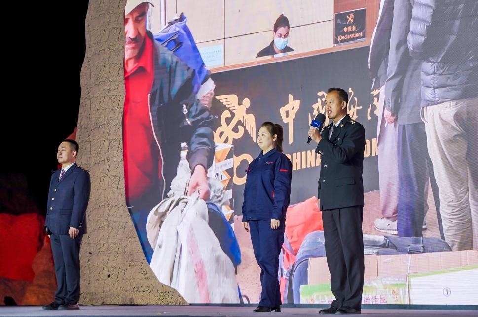 張曉波（右一）在“何以中國·五星出東方”網(wǎng)絡(luò)主題宣傳活動現(xiàn)場演講。人民視頻供圖