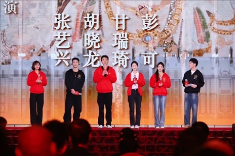 《受到召喚·敦煌》眾演員與現(xiàn)場觀眾互動交流。主辦方供圖