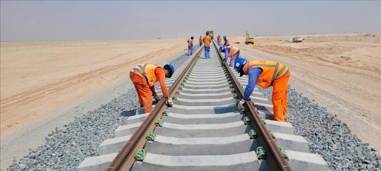 阿提哈德鐵路二期A標(biāo)項目施工中。中建中東供圖