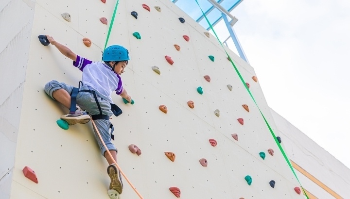 浙江臺州，正在學(xué)習(xí)攀巖課程的小學(xué)生