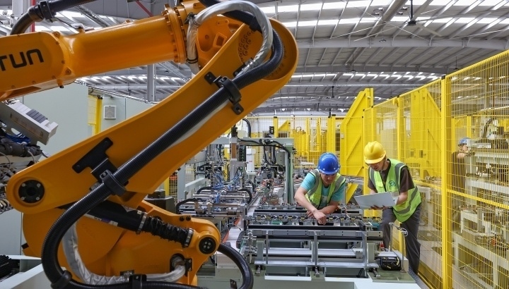 江蘇昆山，智能生產(chǎn)線上人機(jī)協(xié)同作業(yè)