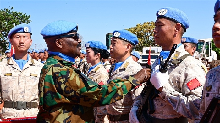 聯(lián)南蘇團(tuán)西戰(zhàn)區(qū)司令多米尼克準(zhǔn)將為維和官兵授勛。孫千攝