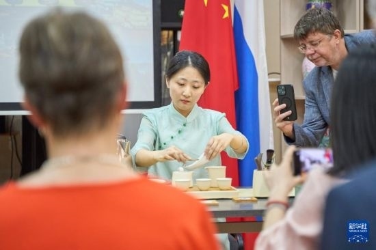 這是11月2日在俄羅斯符拉迪沃斯托克的活動現(xiàn)場拍攝的茶藝表演。新華社發(fā)（郭飛洲攝）