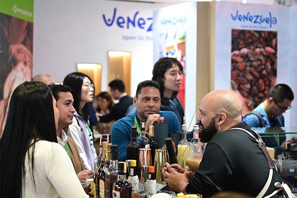 2023年11月9日，上海，觀眾在進博會委內瑞拉館參觀、交流、洽談。