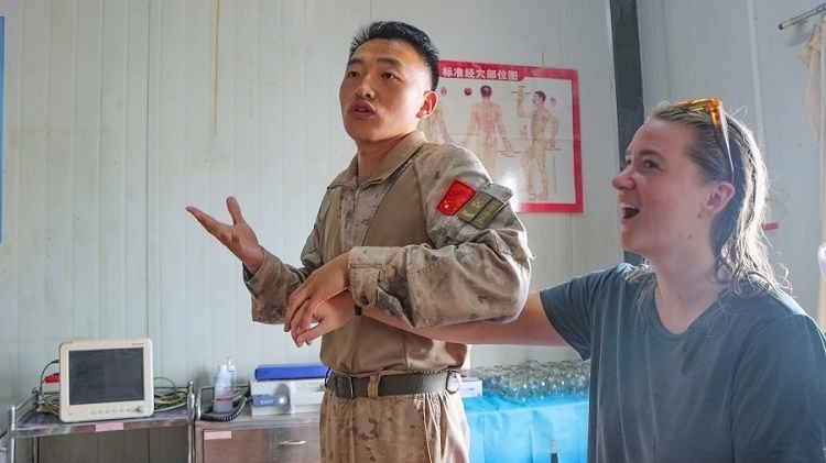 體驗中醫(yī)針灸。羅詩穎攝