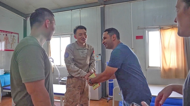 外國友人致謝。王軍杰攝