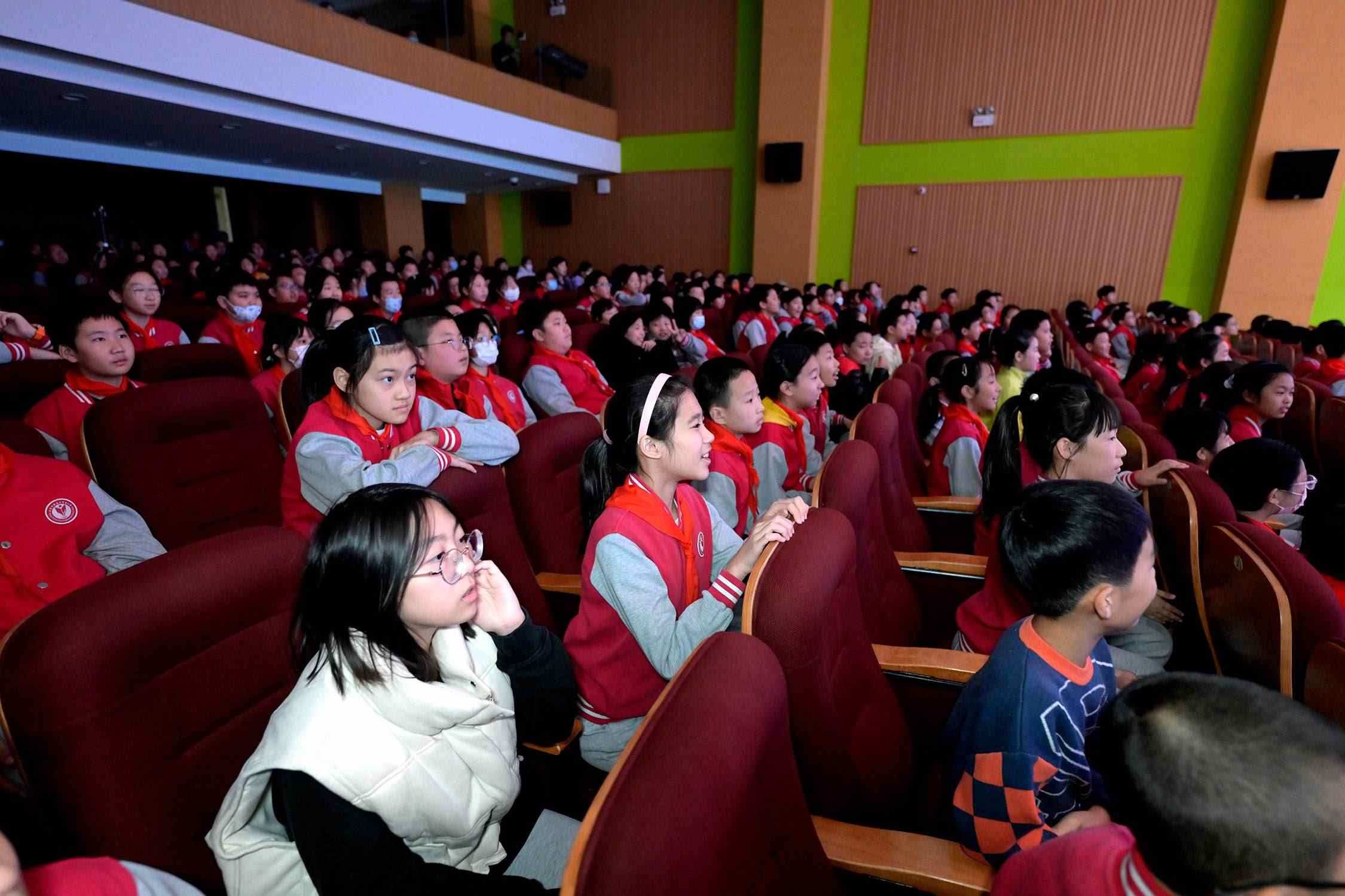 花校區(qū)學(xué)生現(xiàn)場(chǎng)歡呼照片。主辦方供圖