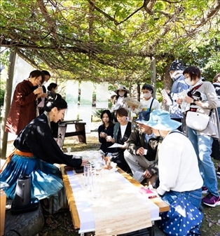 游客們在浙江體驗區(qū)品茶。