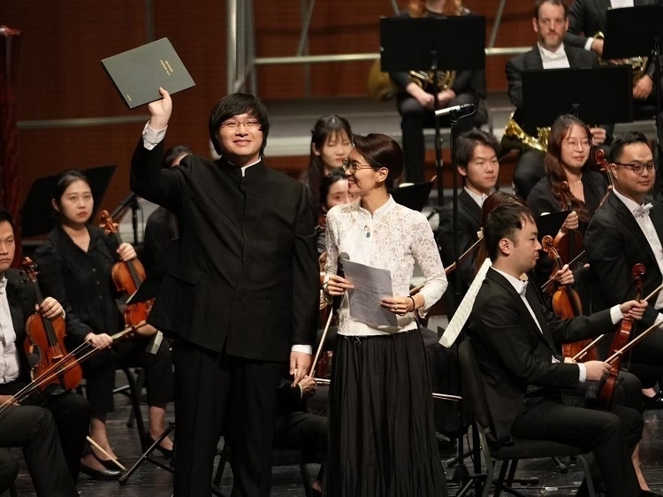 小澤征良向俞潞贈(zèng)送小澤征爾使用過的《第五交響曲》樂譜。演出方供圖