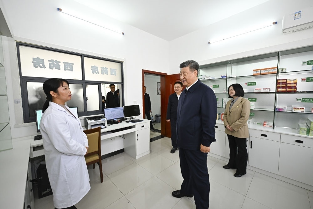 2024年11月5日，習近平在湖北省咸寧市嘉魚縣潘家灣鎮(zhèn)四邑村衛(wèi)生室考察。習近平指出：“要進一步加強黨建引領(lǐng)，抓住‘一老一小’這個重點，更加精準有效地為群眾排憂解難。”