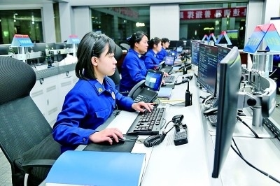  廣東省廣州市消防救援支隊指揮中心的接警調(diào)度員24小時待命。圖片由國家消防救援局提供