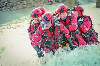  山東省日照市消防救援支隊消防員正在進(jìn)行多人淺灘涉水橫渡訓(xùn)練。圖片由國家消防救援局提供