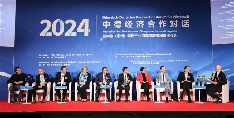 與會(huì)嘉賓在現(xiàn)場(chǎng)交流。主辦方供圖