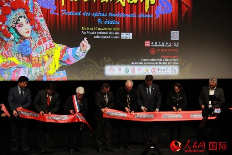 戲劇節(jié)開幕剪彩。人民網(wǎng)記者 尚凱元攝