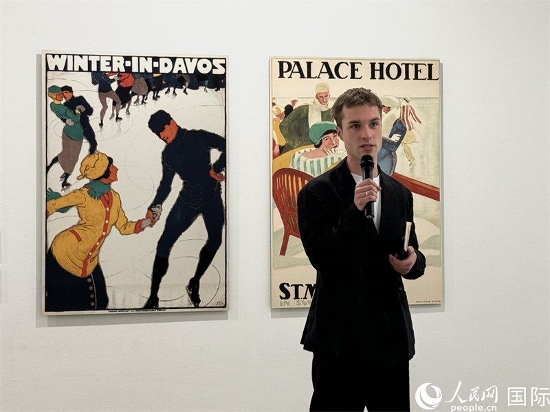 11月8日，“瑞士經典設計展”策展人言照壁向與會嘉賓導覽。（人民網 謝瑩攝）