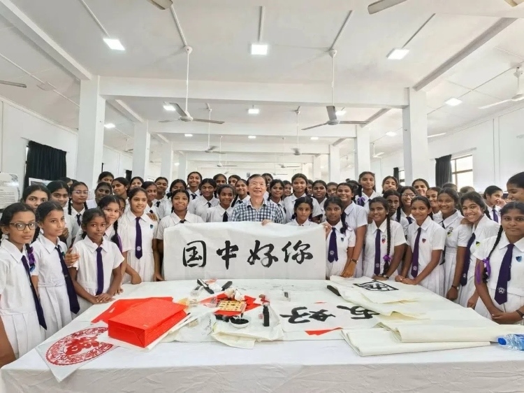 斯里蘭卡學(xué)生在系列活動(dòng)中學(xué)習(xí)中國書法。圖片由主辦方提供
