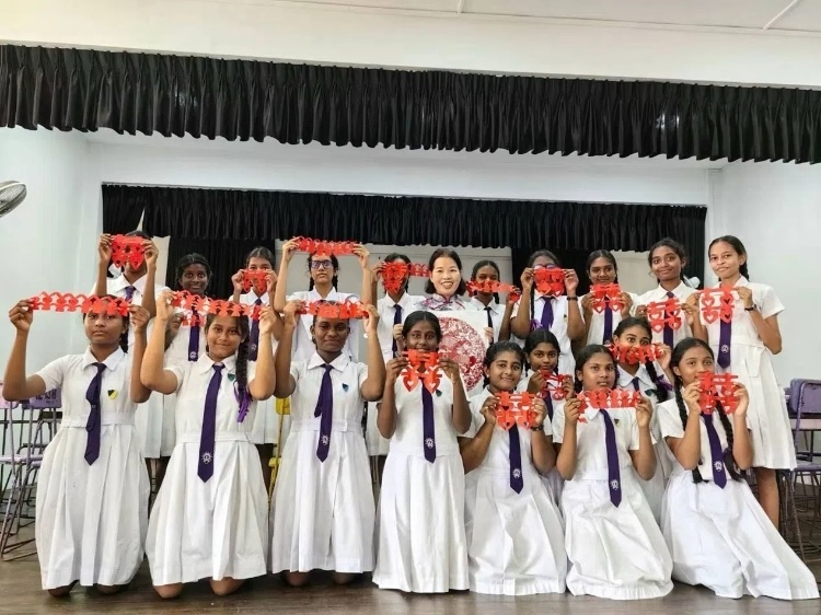 斯里蘭卡學(xué)生展示剪紙作品。圖片由主辦方提供